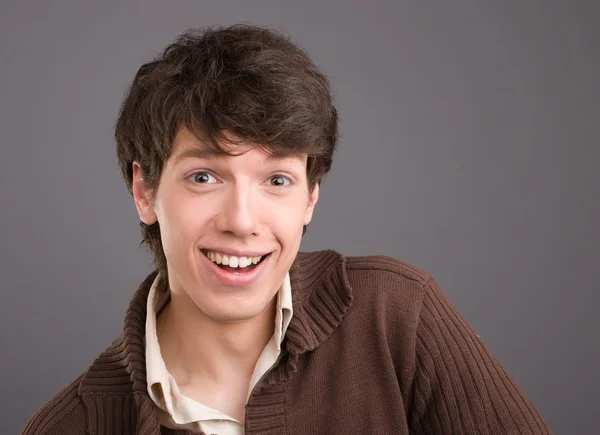 Jonge man vriendelijke smililing portret — Stockfoto