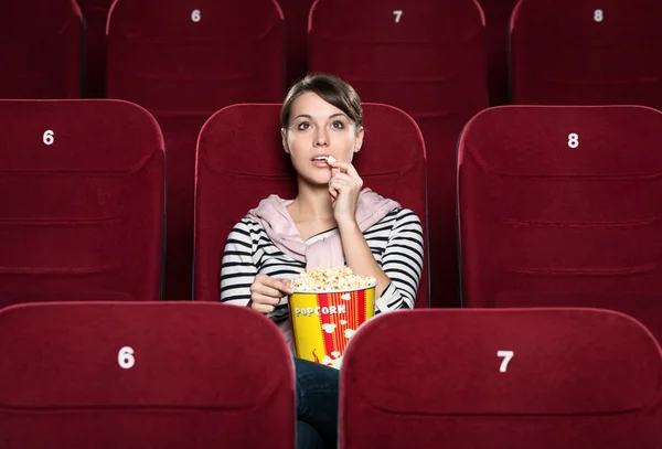 Una chica en el cine — Foto de Stock