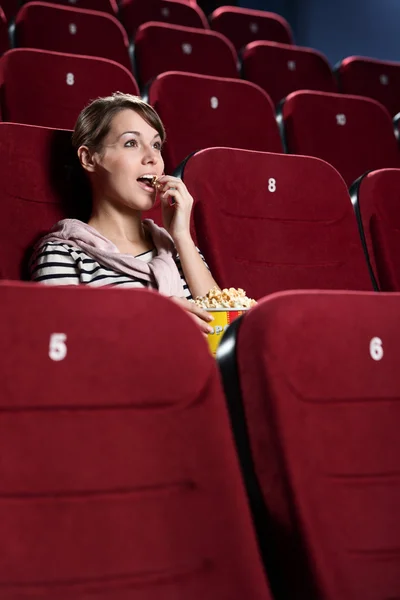 Jonge vrouw in de cinema hall — Stockfoto