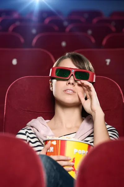 映画は映画館で泣いている女性 — ストック写真