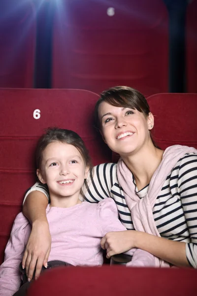 Madre e hijo en el cine —  Fotos de Stock