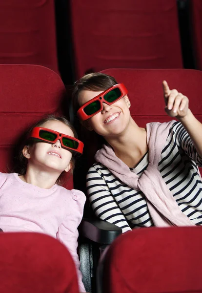 Uma menina com a mãe no cinema 3D — Fotografia de Stock