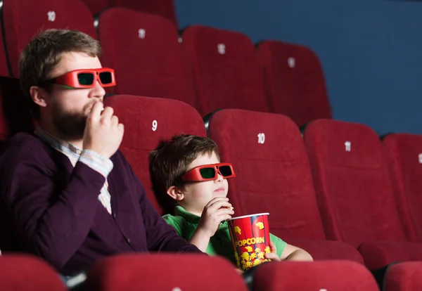 Um rapaz com o pai no cinema — Fotografia de Stock