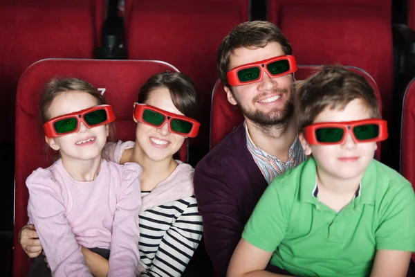 Šťastná rodina v kině 3d — Stock fotografie