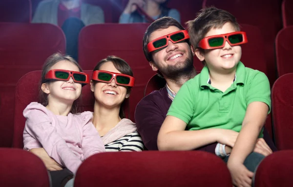 Улыбающаяся семья в кинотеатре — стоковое фото