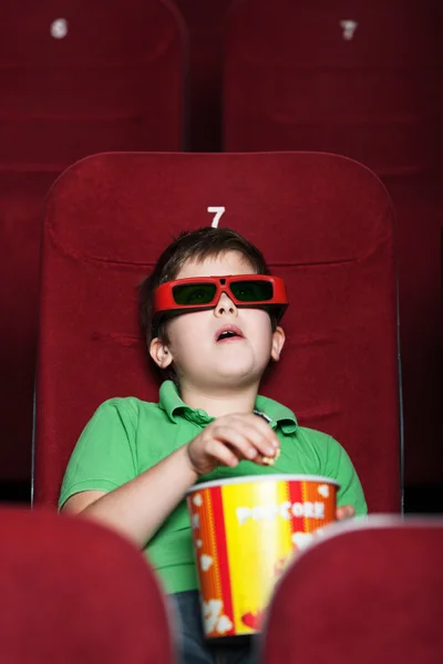 Un ragazzo al cinema — Foto Stock