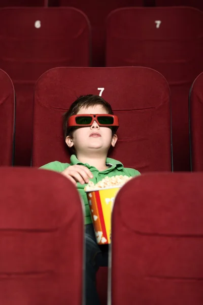 Мальчик с попкорном в кино — стоковое фото