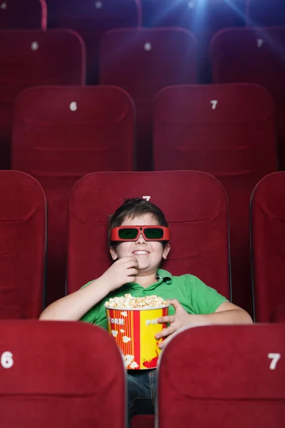 Улыбающийся мальчик в кинотеатре — стоковое фото