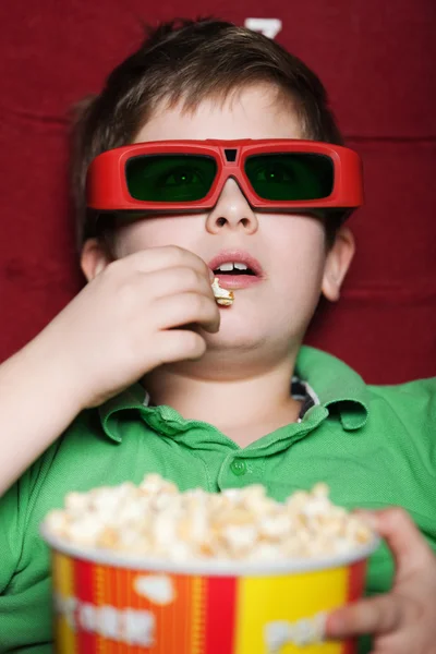 Niño pequeño en el cine 3D —  Fotos de Stock