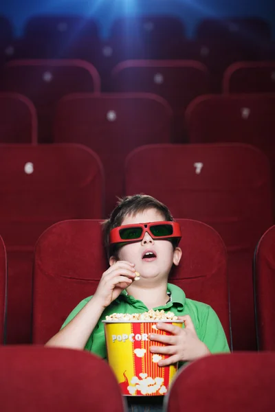 Мальчик в 3D-кино — стоковое фото