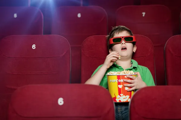 Удивленный мальчик в кинотеатре — стоковое фото