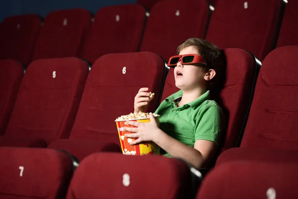 映画館で一人の少年 — ストック写真