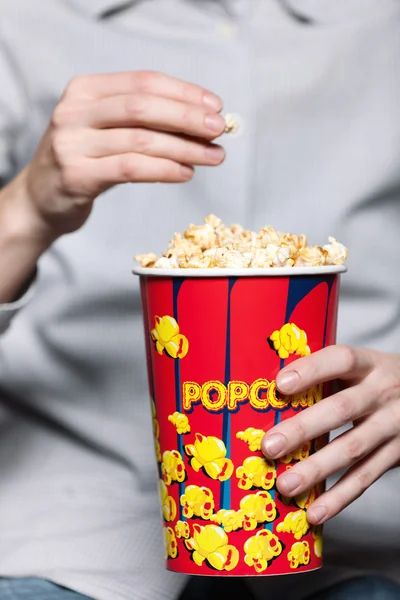Njuter av popcorn — Stockfoto