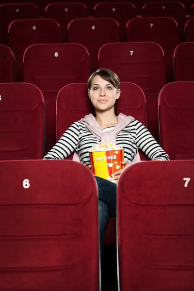 Jeune femme regardant un film — Photo