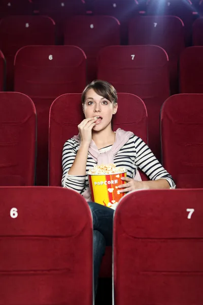 Opgewonden vrouw in de bioscoop — Stockfoto