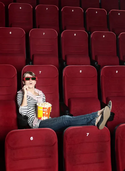 Jonge vrouw met popcorn in 3D-film — Stockfoto