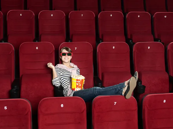 Leende kvinna i 3d biograf — Stockfoto