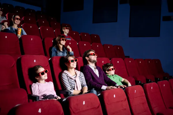 Pais com crianças assistindo a uma comédia — Fotografia de Stock