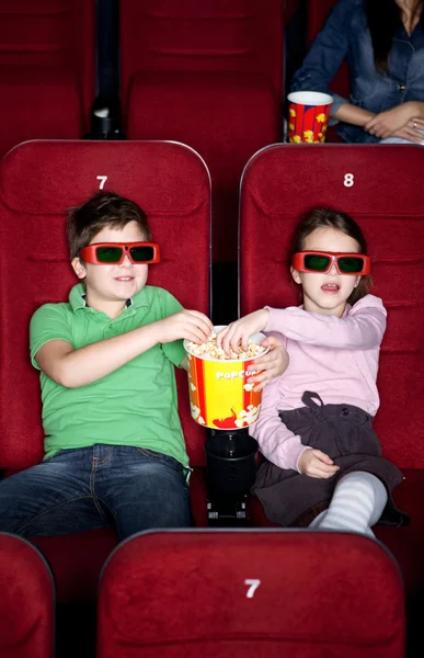 Kinderen delen popcorn — Stockfoto
