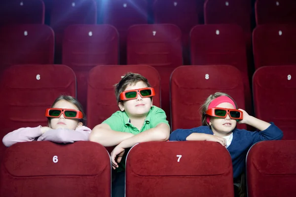 Kinderen in de bioscoop — Stockfoto