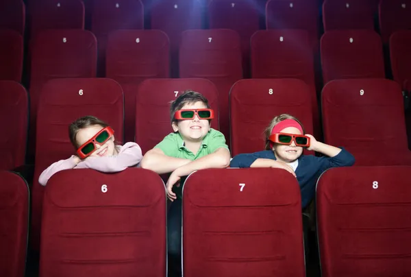 Lächelnde Kinder im Kino — Stockfoto