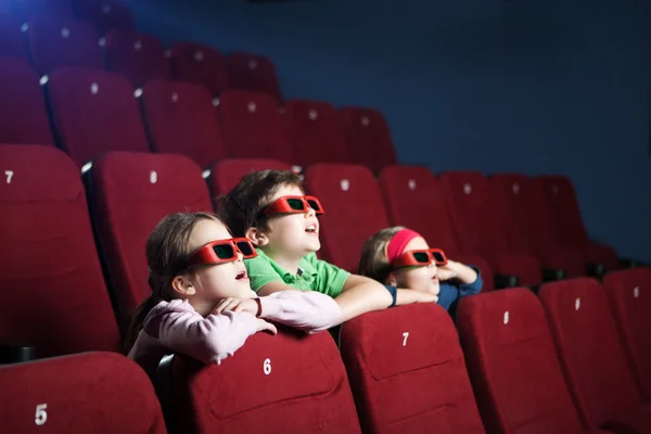 兴奋的孩子们在电影院里 — 图库照片