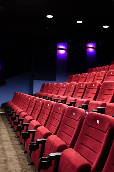 Röda säten i biograflokalen — Stockfoto