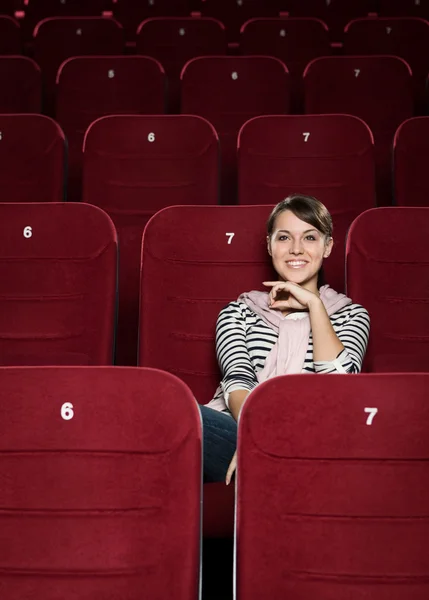 영화관에서 행복 한 여자 — 스톡 사진