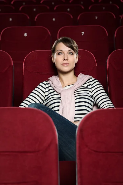 Attraktiv tjej tittar på film — Stockfoto