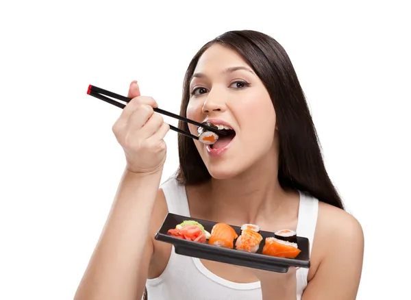 Привлекательная женщина ест суши — стоковое фото