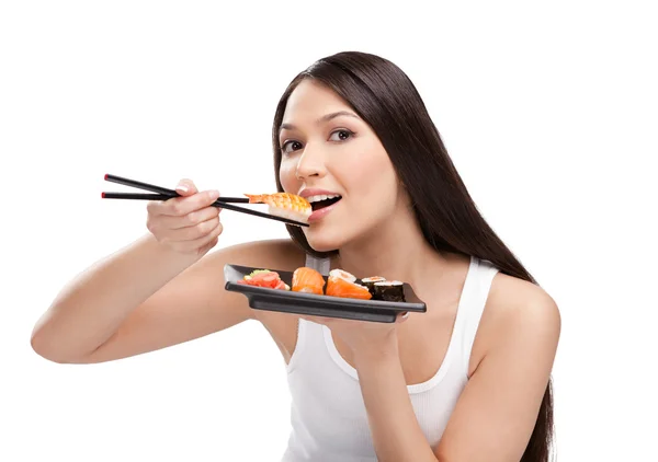 Atractiva mujer comiendo sushi con palillos — Foto de Stock