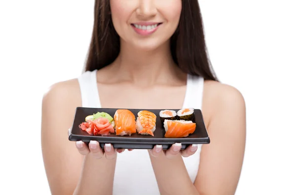 Νεαρή κοπέλα κρατώντας πιάτο σούσι και χαμογελαστός — Φωτογραφία Αρχείου