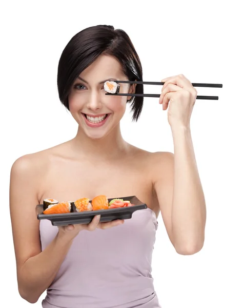 Lachende jonge vrouwelijke houden sushi met een stokjessuşi yemek çubukları ile tutarak gülümseyen genç erkek — Stok fotoğraf