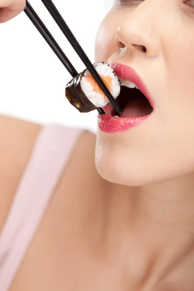 Молодая привлекательная женщина держит суши палочками для еды, крупным планом — стоковое фото