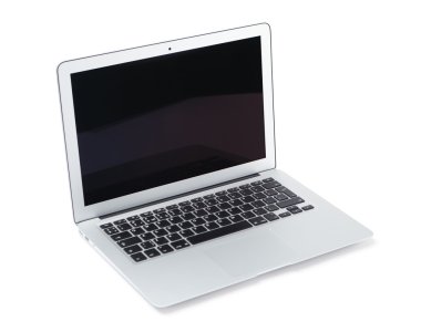 beyaz zemin üzerine ince gümüş laptop