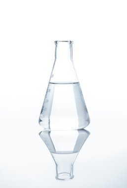 berrak bir sıvı ile laboratuvar şişesi