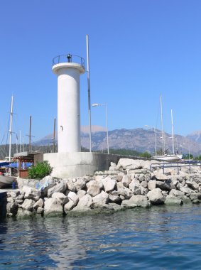 Köstebeğin üstündeki deniz feneri.