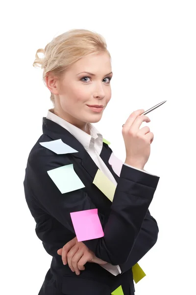 Lächelnde junge Geschäftsfrau im schwarzen Anzug mit Stift — Stockfoto