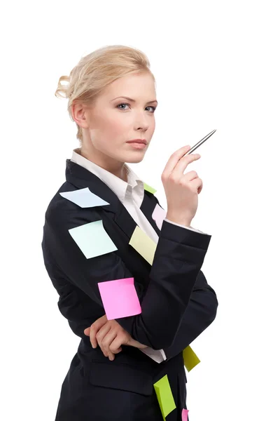 Attraktive Geschäftsfrau im schwarzen Anzug mit Stift — Stockfoto
