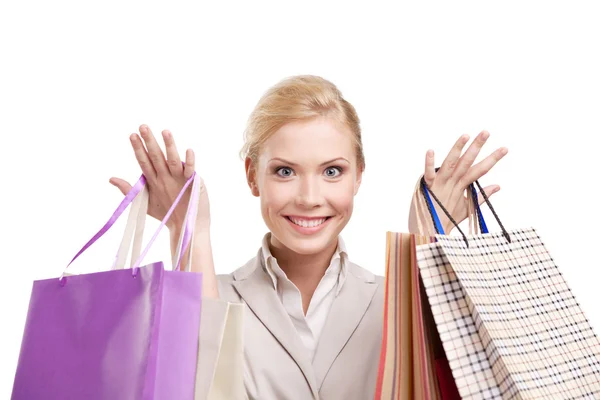 Empresária em um terno bege claro segurando sacos de compras — Fotografia de Stock