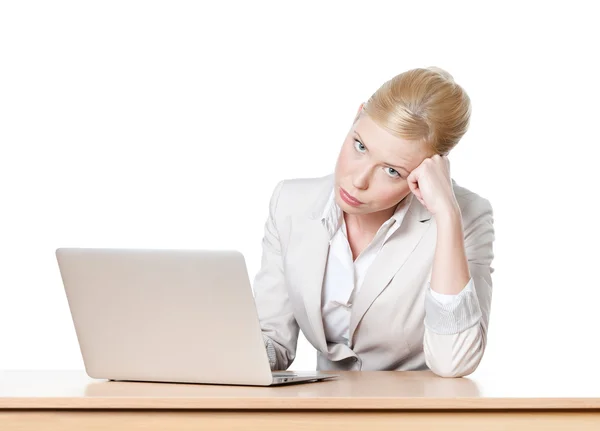 Втомилася молода бізнес-леді сидить за офісним столом з ноутбуком — стокове фото