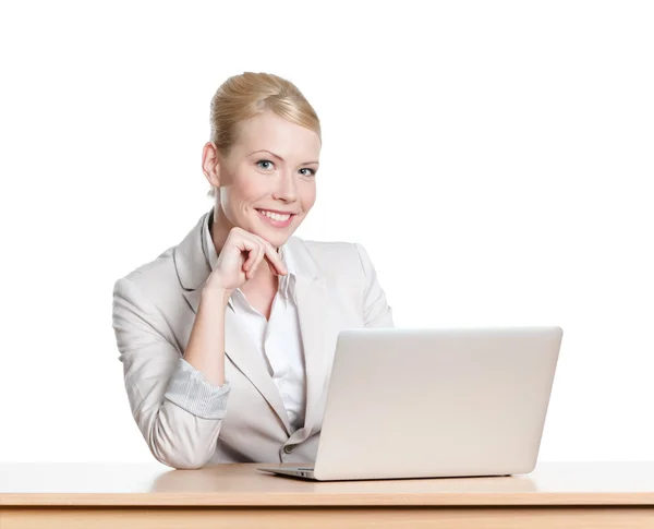 Jovem mulher de negócios sentado a uma mesa com laptop, isloated — Fotografia de Stock