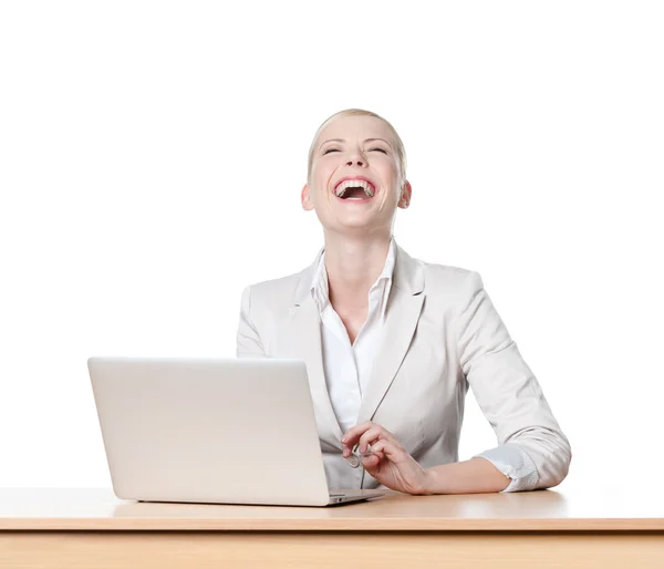 Boldog fiatal üzletasszony ül egy irodai asztal, laptop — Stock Fotó