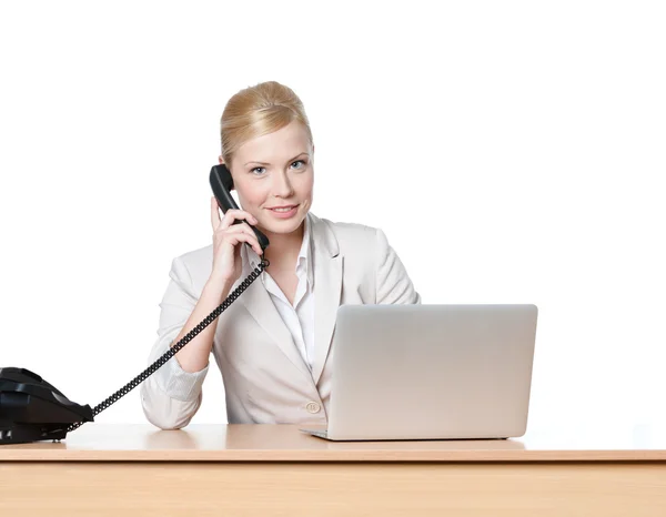 Młody biznes kobieta siedzi przy stole z słuchawki telefonu — Zdjęcie stockowe