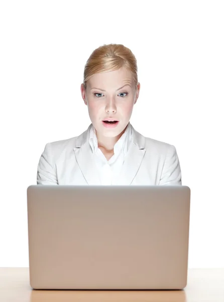 Jovem empresária sentada em uma mesa com laptop — Fotografia de Stock