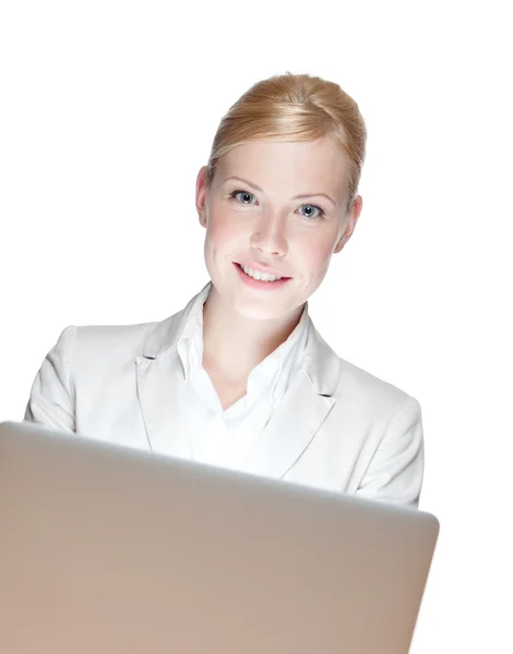 Ung affärskvinna sitter vid ett bord med laptop, isloated — Stockfoto