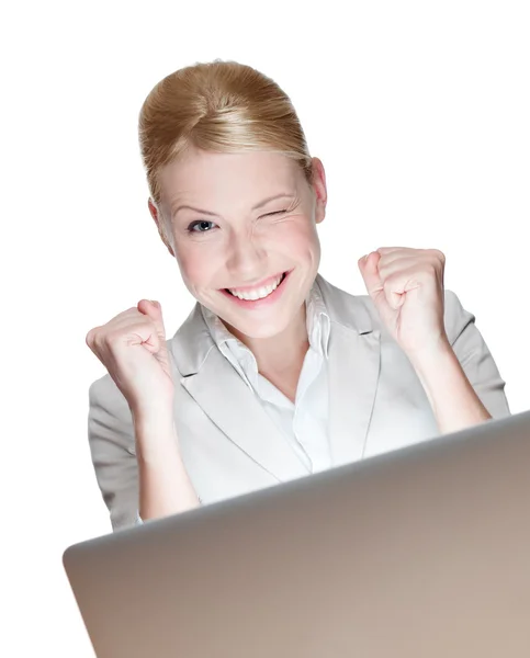 Boldog, fiatal üzleti nő ül egy irodai asztal, laptop — Stock Fotó