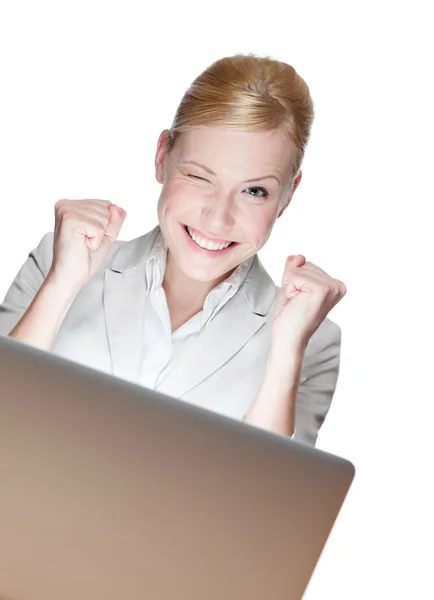 Счастливая молодая деловая женщина сидит за столом с ноутбуком — стоковое фото