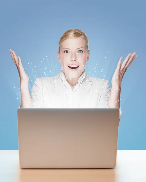 Dizüstü bilgisayar ile bir masada oturan cazip iş kadını — Stok fotoğraf