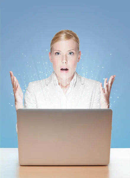 Dizüstü bilgisayar ile bir masada oturan genç iş kadını — Stok fotoğraf